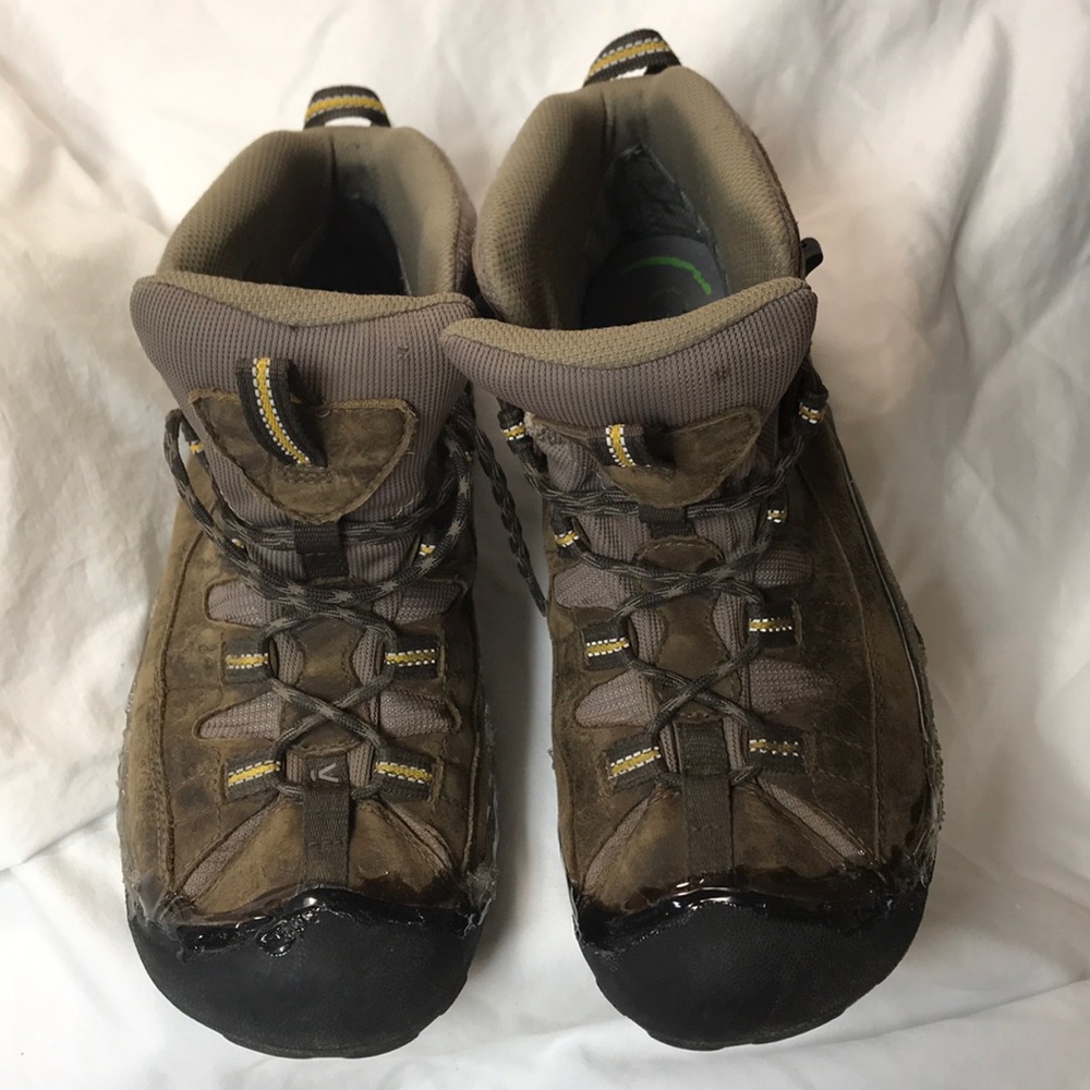 KEEN.  9.5”. Men’s Targhee II, mid hiking boots.